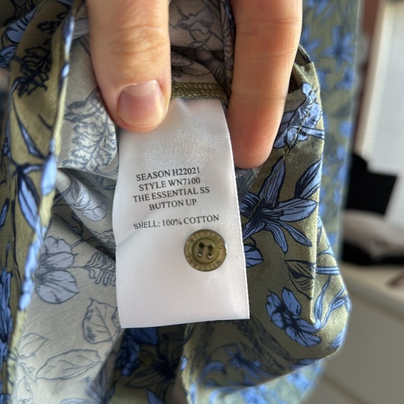 NWOT Wildfang Essential Button Up - Size Medium - Picture 7 of 7
